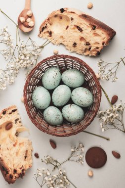 El boyası pastel renkli Paskalya yumurtaları. Mutlu Paskalya tebrik kartları ya da davetiyeler.