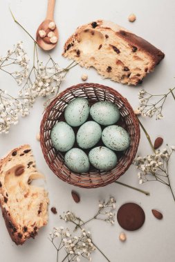 El boyası pastel renkli Paskalya yumurtaları. Mutlu Paskalya tebrik kartları ya da davetiyeler.