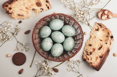 El boyası pastel renkli Paskalya yumurtaları. Mutlu Paskalya tebrik kartları ya da davetiyeler.