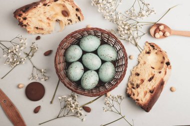 El boyası pastel renkli Paskalya yumurtaları. Mutlu Paskalya tebrik kartları ya da davetiyeler.