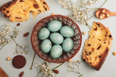 El boyası pastel renkli Paskalya yumurtaları. Mutlu Paskalya tebrik kartları ya da davetiyeler.