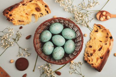 El boyası pastel renkli Paskalya yumurtaları. Mutlu Paskalya tebrik kartları ya da davetiyeler.