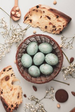El boyası pastel renkli Paskalya yumurtaları. Mutlu Paskalya tebrik kartları ya da davetiyeler.
