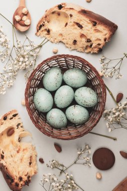 El boyası pastel renkli Paskalya yumurtaları. Mutlu Paskalya tebrik kartları ya da davetiyeler.