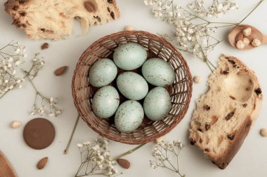 El boyası pastel renkli Paskalya yumurtaları. Mutlu Paskalya tebrik kartları ya da davetiyeler.