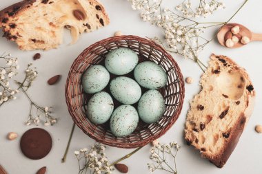 El boyası pastel renkli Paskalya yumurtaları. Mutlu Paskalya tebrik kartları ya da davetiyeler.