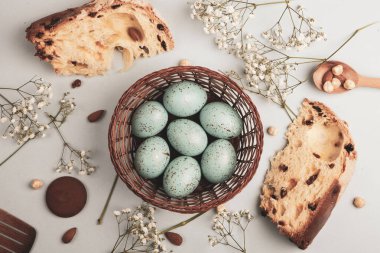 El boyası pastel renkli Paskalya yumurtaları. Mutlu Paskalya tebrik kartları ya da davetiyeler.
