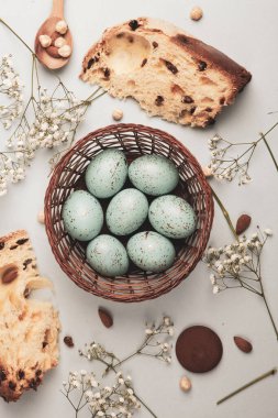 El boyası pastel renkli Paskalya yumurtaları. Mutlu Paskalya tebrik kartları ya da davetiyeler.
