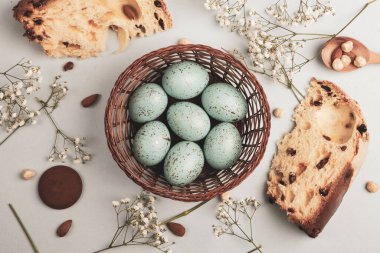El boyası pastel renkli Paskalya yumurtaları. Mutlu Paskalya tebrik kartları ya da davetiyeler.