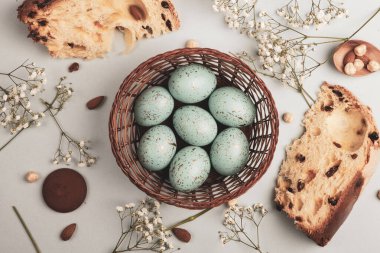 El boyası pastel renkli Paskalya yumurtaları. Mutlu Paskalya tebrik kartları ya da davetiyeler.