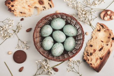 El boyası pastel renkli Paskalya yumurtaları. Mutlu Paskalya tebrik kartları ya da davetiyeler.