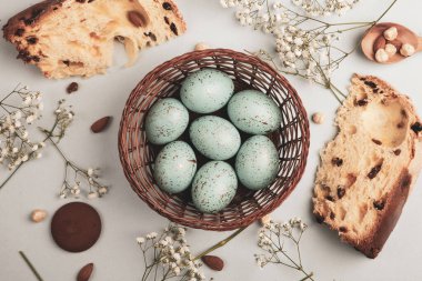 El boyası pastel renkli Paskalya yumurtaları. Mutlu Paskalya tebrik kartları ya da davetiyeler.