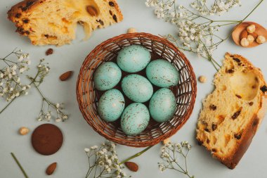 El boyası pastel renkli Paskalya yumurtaları. Mutlu Paskalya tebrik kartları ya da davetiyeler.