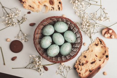 El boyası pastel renkli Paskalya yumurtaları. Mutlu Paskalya tebrik kartları ya da davetiyeler.