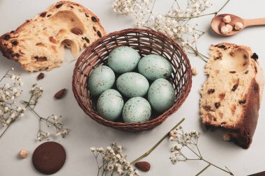 El boyası pastel renkli Paskalya yumurtaları. Mutlu Paskalya tebrik kartları ya da davetiyeler.