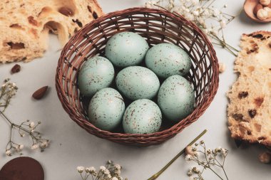 El boyası pastel renkli Paskalya yumurtaları. Mutlu Paskalya tebrik kartları ya da davetiyeler.