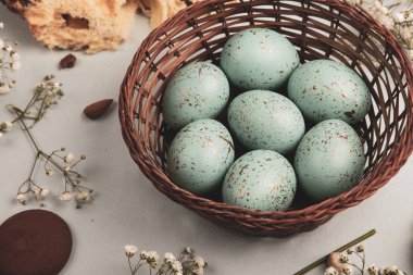 El boyası pastel renkli Paskalya yumurtaları. Mutlu Paskalya tebrik kartları ya da davetiyeler.