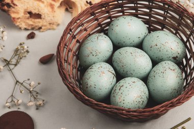 El boyası pastel renkli Paskalya yumurtaları. Mutlu Paskalya tebrik kartları ya da davetiyeler.