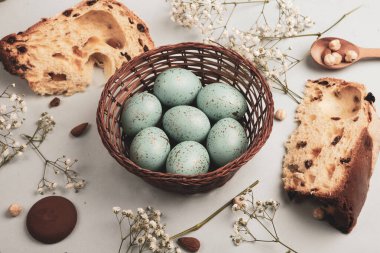 El boyası pastel renkli Paskalya yumurtaları. Mutlu Paskalya tebrik kartları ya da davetiyeler.