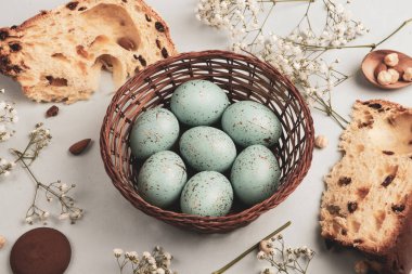 El boyası pastel renkli Paskalya yumurtaları. Mutlu Paskalya tebrik kartları ya da davetiyeler.