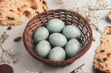 El boyası pastel renkli Paskalya yumurtaları. Mutlu Paskalya tebrik kartları ya da davetiyeler.