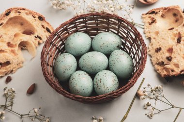 El boyası pastel renkli Paskalya yumurtaları. Mutlu Paskalya tebrik kartları ya da davetiyeler.