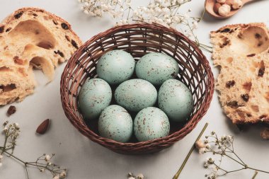 El boyası pastel renkli Paskalya yumurtaları. Mutlu Paskalya tebrik kartları ya da davetiyeler.