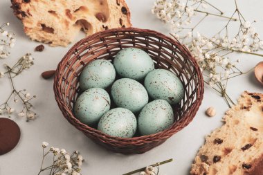 El boyası pastel renkli Paskalya yumurtaları. Mutlu Paskalya tebrik kartları ya da davetiyeler.