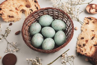 El boyası pastel renkli Paskalya yumurtaları. Mutlu Paskalya tebrik kartları ya da davetiyeler.