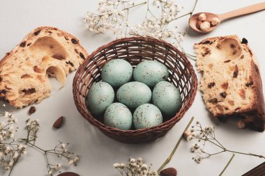 El boyası pastel renkli Paskalya yumurtaları. Mutlu Paskalya tebrik kartları ya da davetiyeler.