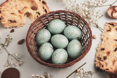 El boyası pastel renkli Paskalya yumurtaları. Mutlu Paskalya tebrik kartları ya da davetiyeler.