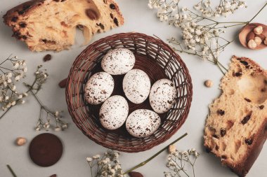 El boyası pastel renkli Paskalya yumurtaları. Mutlu Paskalya tebrik kartları ya da davetiyeler.