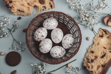 El boyası pastel renkli Paskalya yumurtaları. Mutlu Paskalya tebrik kartları ya da davetiyeler.