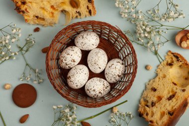 El boyası pastel renkli Paskalya yumurtaları. Mutlu Paskalya tebrik kartları ya da davetiyeler.