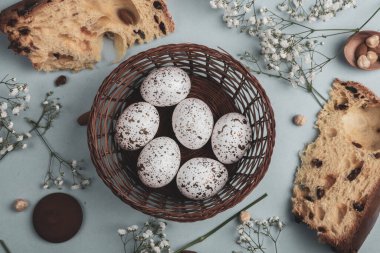 El boyası pastel renkli Paskalya yumurtaları. Mutlu Paskalya tebrik kartları ya da davetiyeler.