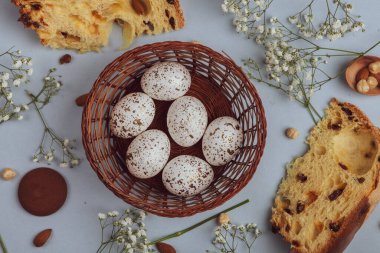 El boyası pastel renkli Paskalya yumurtaları. Mutlu Paskalya tebrik kartları ya da davetiyeler.