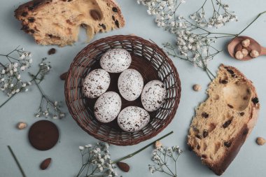 El boyası pastel renkli Paskalya yumurtaları. Mutlu Paskalya tebrik kartları ya da davetiyeler.