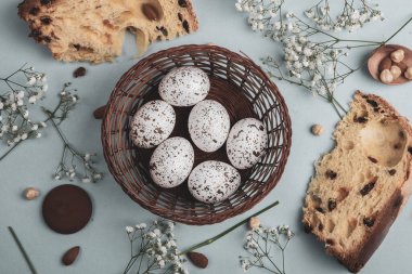 El boyası pastel renkli Paskalya yumurtaları. Mutlu Paskalya tebrik kartları ya da davetiyeler.