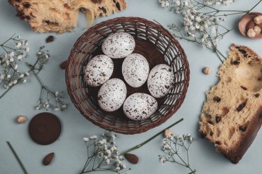 El boyası pastel renkli Paskalya yumurtaları. Mutlu Paskalya tebrik kartları ya da davetiyeler.