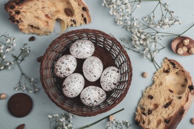 El boyası pastel renkli Paskalya yumurtaları. Mutlu Paskalya tebrik kartları ya da davetiyeler.