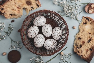 El boyası pastel renkli Paskalya yumurtaları. Mutlu Paskalya tebrik kartları ya da davetiyeler.