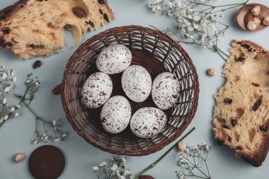 El boyası pastel renkli Paskalya yumurtaları. Mutlu Paskalya tebrik kartları ya da davetiyeler.