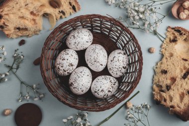 El boyası pastel renkli Paskalya yumurtaları. Mutlu Paskalya tebrik kartları ya da davetiyeler.
