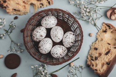 El boyası pastel renkli Paskalya yumurtaları. Mutlu Paskalya tebrik kartları ya da davetiyeler.