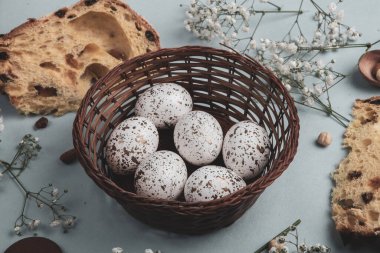 El boyası pastel renkli Paskalya yumurtaları. Mutlu Paskalya tebrik kartları ya da davetiyeler.