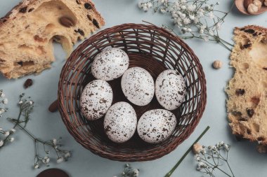 El boyası pastel renkli Paskalya yumurtaları. Mutlu Paskalya tebrik kartları ya da davetiyeler.