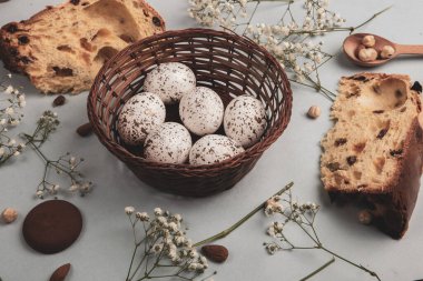 El boyası pastel renkli Paskalya yumurtaları. Mutlu Paskalya tebrik kartları ya da davetiyeler.
