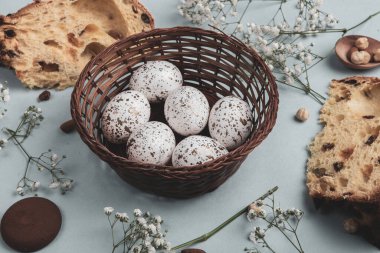 El boyası pastel renkli Paskalya yumurtaları. Mutlu Paskalya tebrik kartları ya da davetiyeler.