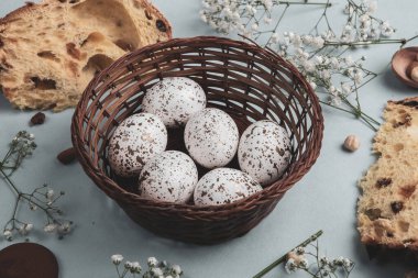 El boyası pastel renkli Paskalya yumurtaları. Mutlu Paskalya tebrik kartları ya da davetiyeler.