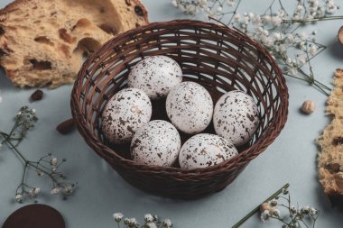 El boyası pastel renkli Paskalya yumurtaları. Mutlu Paskalya tebrik kartları ya da davetiyeler.